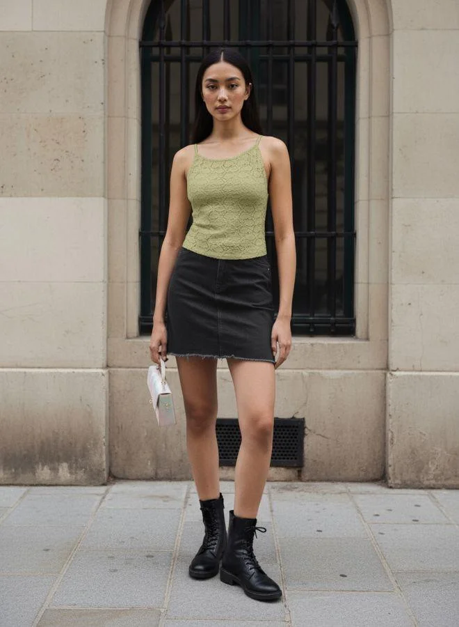 مرفوعة Women Fitted Textured Halter Neck Sleeveless Tank Top